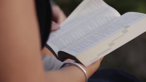 Frauen-Lesen-Die-Bibel-Im-Freien