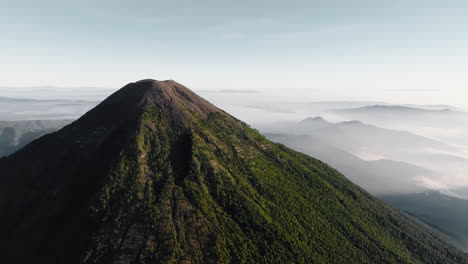 Luftpanoramaaufnahme-Des-Inaktiven-Vulkans-Acatenango-In-Guatemala-Bei-Sonnenaufgang