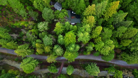 Vista-Aérea-De-Una-Cabaña-Rural-En-Los-Bosques-Aislados-De-California.