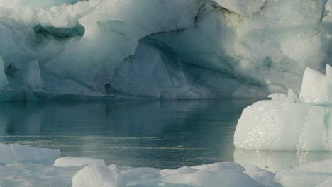 Glacier-Lagoon,-Jökulsárlón,-Iceland,-with-icebergs-and-flowing-icy-blue-water