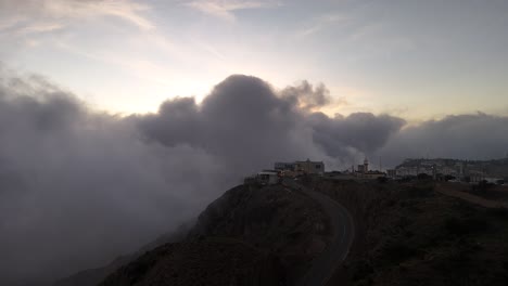 Luftaufnahme-Einer-Regenwolke,-Blick-Auf-Den-Sonnenuntergang-über-Den-Wolken,-Abha,-Saudi-Arabien