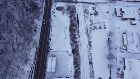Drone-Volando-Sobre-Un-Pequeño-Pueblo-En-La-Nieve