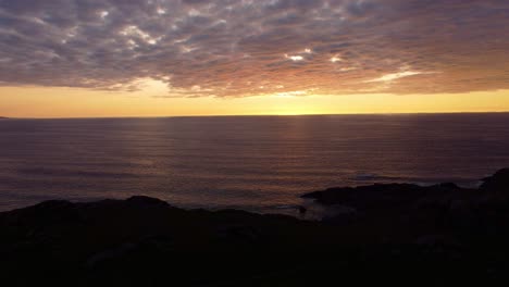 Wolkig-Orange-Sonnenuntergang-über-Dem-Meer-Und-Der-Küste---Isle-Of-Coll,-Hebriden