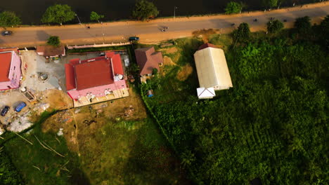 Luftaufnahme-über-Einer-Straße-An-Der-Küste-Des-Lac-Muncipal-In-Ebolowa,-Kamerun