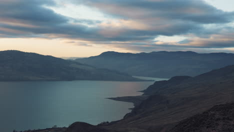 Serenidad-Al-Atardecer-Sobre-El-Lago-Kamloops