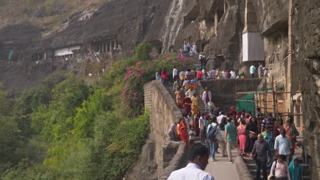 Turistas-En-Los-Monumentos-De-Las-Cuevas-De-Ajanta,-Declarados-Patrimonio-De-La-Humanidad-Por-La-Unesco