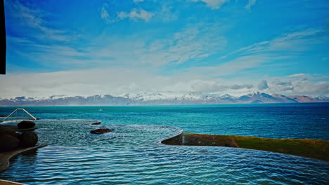 Spa-Termal-Islandés-Al-Aire-Libre-Con-Impresionantes-Vistas-Del-Océano-Nórdico-Y-Majestuosas-Montañas-Nevadas-A-Lo-Lejos