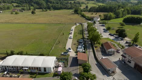 Aerial-establishing-shot-of-the-wedding-party-arriving-at-the-wedding-venue