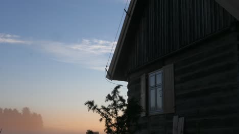 Sonnenaufgang-Mit-Morgendampf-Dolly-Zeitraffer-Rustikales-Altes-Holzhaus