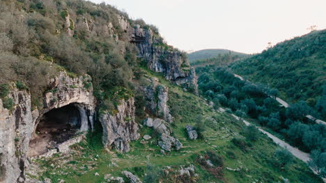 Valle-De-Buracas-En-Portugal-Gran-Cueva-Cámara-Lenta-Media-Larga-Disparo-De-Drone