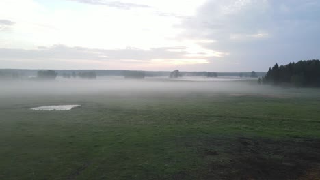 Imágenes-Aéreas-Desde-El-Campo-De-Vapor-Hasta-Dos-Moscas-De-Pasillo-Con-Arcos-Blancos