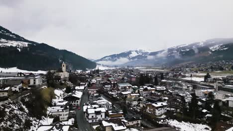 Vista-Aérea-Panorámica-Del-Icónico-Municipio-De-Kirchberg-En-Los-Alpes-Austriacos