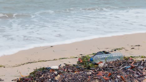 Plástico-Oceánico-Arrastrado-A-Una-Playa-Remota-En-El-Extremo-Norte-De-Australia