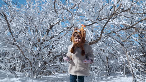 Kleines-Mädchen-Spielt-Gerne-Auf-Dem-Schnee-An-Einem-Sonnigen-Wintertag