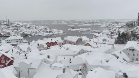 Schnee-Winter-Szene-über-Der-Kleinstadt-Kragero-In-Norwegen