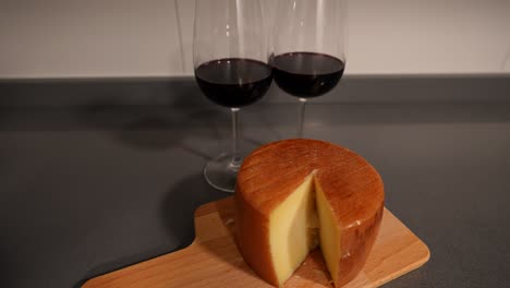 Ganzer-Käse-Mit-Einem-Schnitt-Und-Zwei-Gläser-Rotwein-Für-Die-Verabredung-Am-Valentinstag