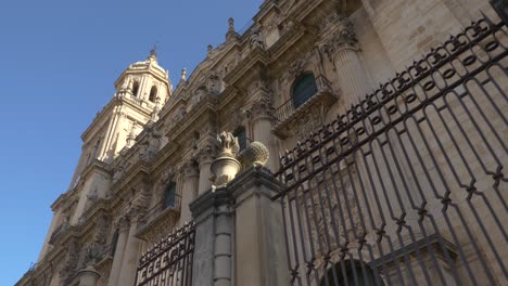 Fachada-De-La-Catedral-De-Jaén-Con-La-Torre-Al-Fondo.