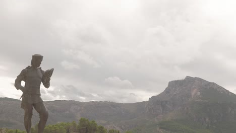 Statue-Von-Jorge-Manrique-Mit-Berghintergrund-Und-Bewölktem-Himmel-In-Segura-De-La-Sierra