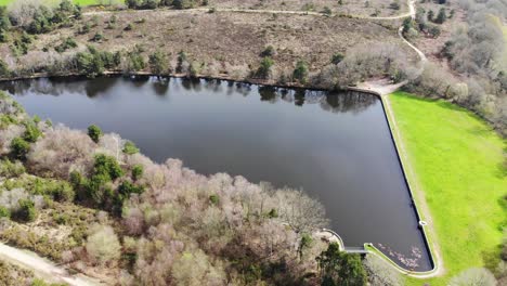 Volando-Sobre-El-Tranquilo-Embalse-De-Squabmoor-Ubicado-En-Woodbury-Common