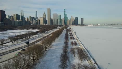 Imágenes-Aéreas-De-Drones-Del-Centro-De-Chicago-Cerca-Del-Lago-Michigan-Durante-Temperaturas-Bajo-Cero-En-Invierno