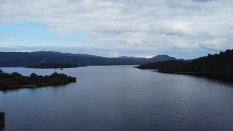 Saque-La-Vista-De-Ariel-Del-Lago-Lomond-En-Un-Día-Nublado