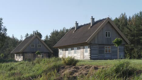 Alte-Gemütliche-Holzhäuser-In-Der-Natur,-Ruhige,-Friedliche-Landschaft