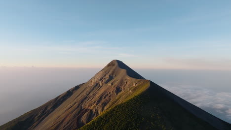 Luftaufnahme:-Panoramablick-Auf-Den-Aktiven-Vulkan-Fuego-In-Guatemala-Bei-Sonnenaufgang