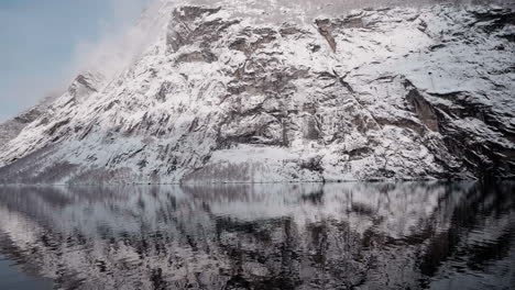 POV-En-Cámara-Lenta-De-Un-Viaje-En-Ferry-En-Invierno-En-Geirangerfjord-A-Geiranger,-Noruega,-Con-Montañas-Nevadas-Y-Cautivadoras-Vistas-Del-Fiordo