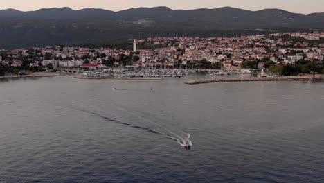 Panoramablick-Auf-Die-Küste-Von-Novi-Vinodolski,-Marina-Novi,-Kroatien