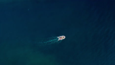 Vista-Aérea-De-Arriba-Hacia-Abajo-De-Un-Barco-Cruzando-El-Mar-Adriático