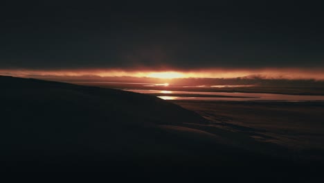 Unglaublich-Wunderschöne-Drohnenluftaufnahme-Eines-Roten-Sonnenuntergangs-Oder-Sonnenaufgangs-An-Einem-Fluss-In-Island