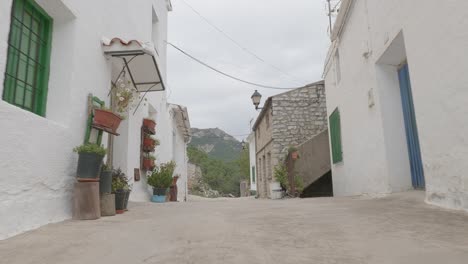 Reise-Durch-Ein-Unbewohntes-Dorf-In-Andalusien-Mit-Weißen-Häusern-Und-Den-Bergen-Im-Hintergrund