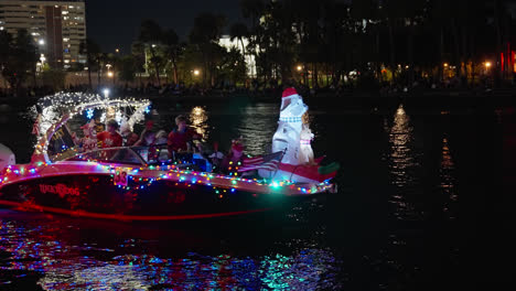 Tampa-Weihnachtsbootparade-Bei-Nacht-In-Florida,-Menschen-Auf-Dekorierten-Beleuchteten-Motorboot