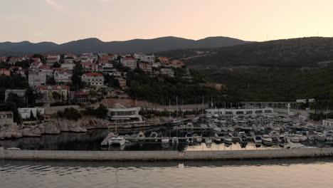 Sonnenaufgang-Blick-Auf-Einen-Hafen-In-Kroatien-Voller-Boote
