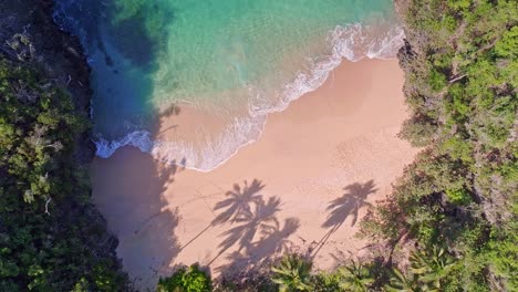 Retorcido-Elevador-Aéreo-De-Arriba-Hacia-Abajo-Sobre-Una-Perfecta-Y-Apartada-Playa-Caribeña,-Playa-Onda