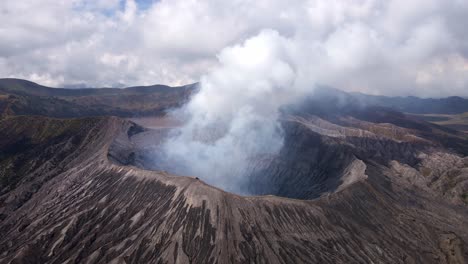 Die-Rohe-Kraft-Der-Vulkanischen-Aktivität-Des-Mount-Bromo-Mit-Unseren-4K-Luftbildaufnahmen,-Die-Die-Atemberaubenden-Eruptionen-Und-Rauchschwaden-Einfangen,-Die-Dieses-Ikonische-Wahrzeichen-Ausmachen