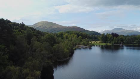 Aufsteigender-Blick-Auf-Berge-Und-Wälder-Rund-Um-Loch-Lomond