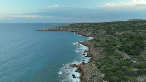 Felsiger-Konnos-Strand-Mit-Wellen-Des-Mittelmeers-Auf-Zypern