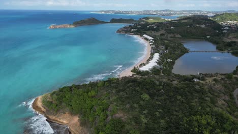 Antigua-Y-Barbuda_-3-Cabañas-En-La-Bahía-De-La-Galera-Con-Drones