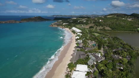 Antigua-Y-Barbuda_-4-Cabañas-En-La-Bahía-De-La-Galera-Con-Drones