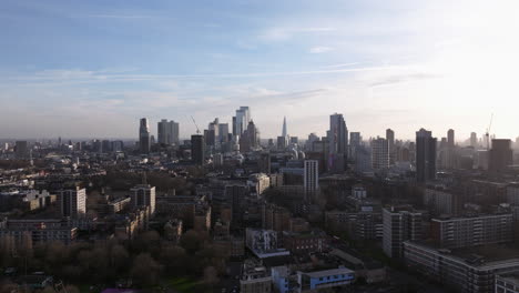 Aufsteigende-Luftaufnahme-Der-Skyline-Von-London-Von-Hoxton-Im-Winter