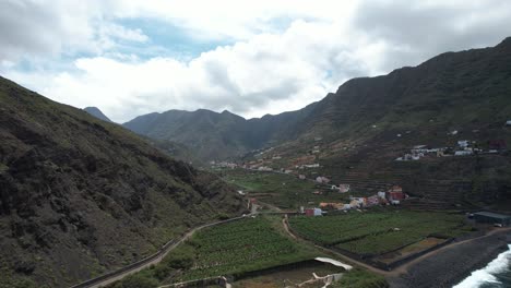 Una-Vista-Panorámica-De-Hermigua,-Enmarcada-Por-Los-Picos-De-La-Gomera,-Islas-Canarias,-España