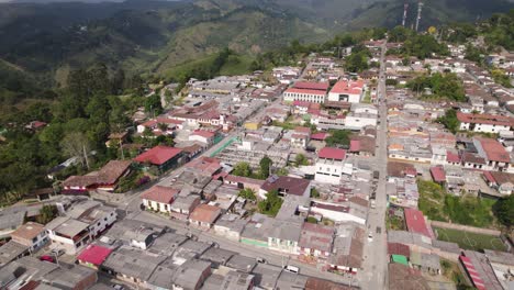 Pequeño-Pueblo-De-Montaña-Salento-En-Colombia,-Día-Soleado-Del-Establecidor-De-órbita-Aérea