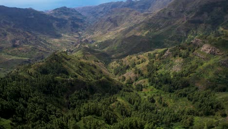 Langsame-Luftaufnahme-Eines-Riesigen-Waldes-Und-Einer-Bergkette,-Insel-La-Gomera,-Spanien