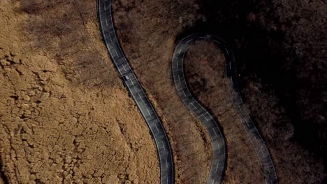 Carretera-Curva-Que-Atraviesa-Un-Paisaje-árido,-Vista-Aérea,-Tráfico-Mínimo