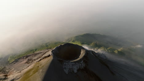 Luftaufnahme:-Rückwärtsaufnahme-Des-Aktiven-Vulkankraters-Fuego-In-Guatemala-Bei-Sonnenaufgang