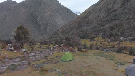 Grupo-De-Personas-Acampando-En-La-Caminata-De-Santa-Cruz,-Perú-Los-Andes