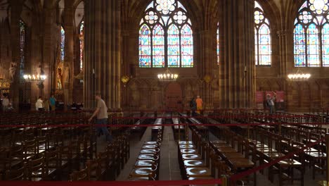 Franceses-Y-Turistas-Que-Visitan-La-Catedral-De-Nuestra-Señora-De-Estrasburgo