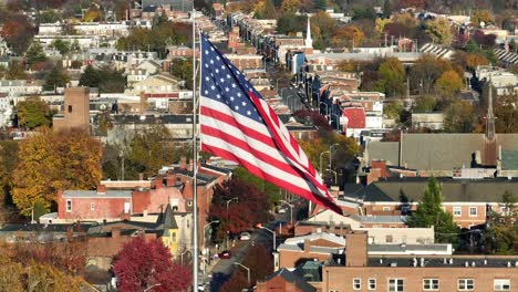 Amerikanische-Flagge-Weht-Im-Herbst-In-Einer-Amerikanischen-Stadt