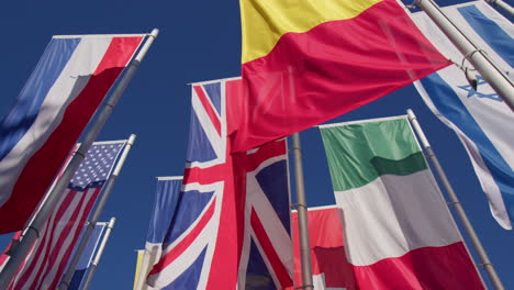 La-Bandera-Vertical-De-Los-Estados-Miembros-De-La-Unión-Europea-Contra-Un-Fondo-De-Cielo-Azul-En-Baden-baden,-Alemania---Tiro-De-ángulo-Bajo